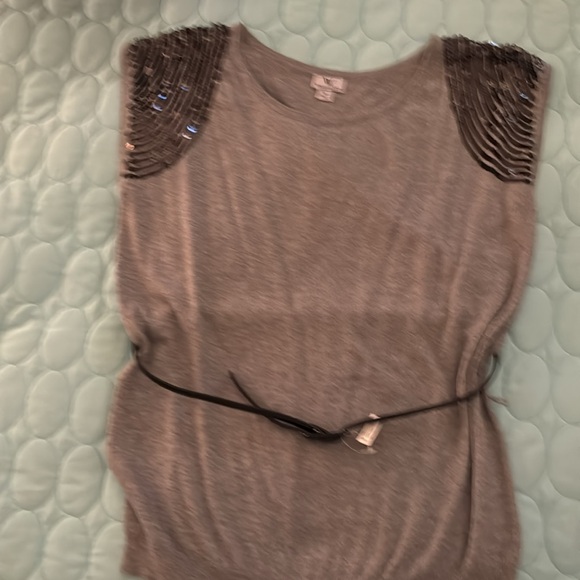 Sleeveless, belted sweater with sequin shoulders. - Picture 2 of 10